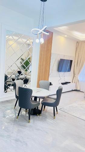 Elegant Lavington 1Bed with Pool Private Cinema & Garden