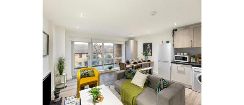 A Splash of Color: Spacious & Funky 3 BR Flat — 4-Star Luxury Hotel in London, United Kingdom