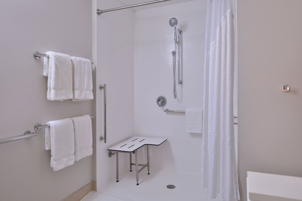 Holiday Inn Express & Suites Marshalltown by IHG - photo 32