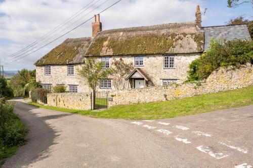 Charming Family Farmhouse near Lyme Regis — 4-Star Luxury Hotel in Axminster, United Kingdom