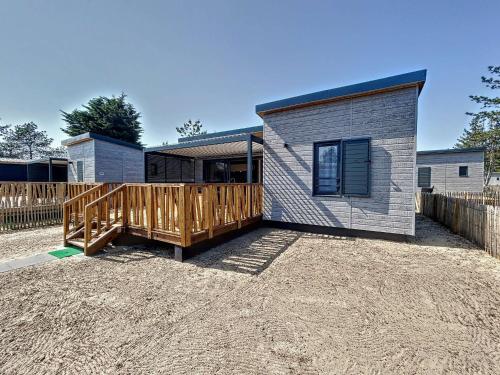 Cottage Chalet Standing 6 Ou 12 Pers Avec Mon 2 Eme Chalet a L'edune Residence de Vacances Location Wifi Inclus Piscine Couverte Chauffee a 150m de la Plage — 4-Star Luxury Hotel in Jullouville, France