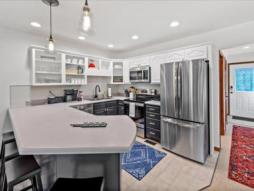 Blue Ridge View Pet Friendly Deck Grill in Marion, United States