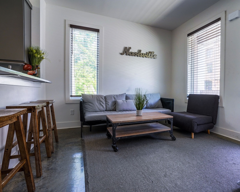 Rustic Contemporary - last minute hotel in Nashville