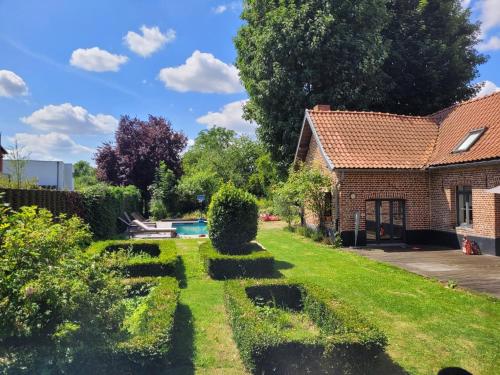 Ferme de Caractere Avec Piscine Et Cheminee — hotel in Sainghin-En-Melantois