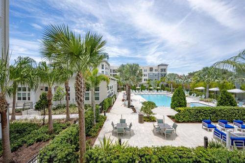 Gated Resort Style 1BR KING Bed Pool Views SPA Hot Tub Gym WiFi Wash & Dry AC Elevators Starbucks EV CHRG Station Free Parking Pets IDEAL FOR Medical Business Relocation Long Stays by Moffitt Cancer Ctr USF River Hills Country Club — 4-Star Luxury Hotel in Tampa, United States