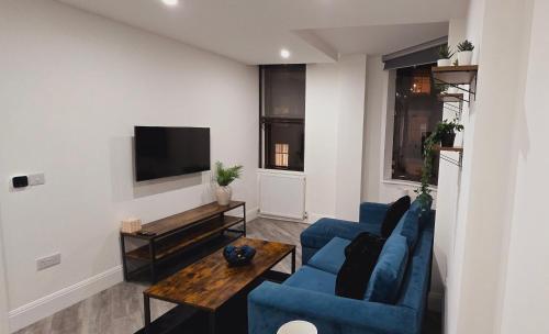 Abbey Corner by Nivaas 2 Located in the heart of the city centre 5 minute walk to train station 20 minutes to London via train