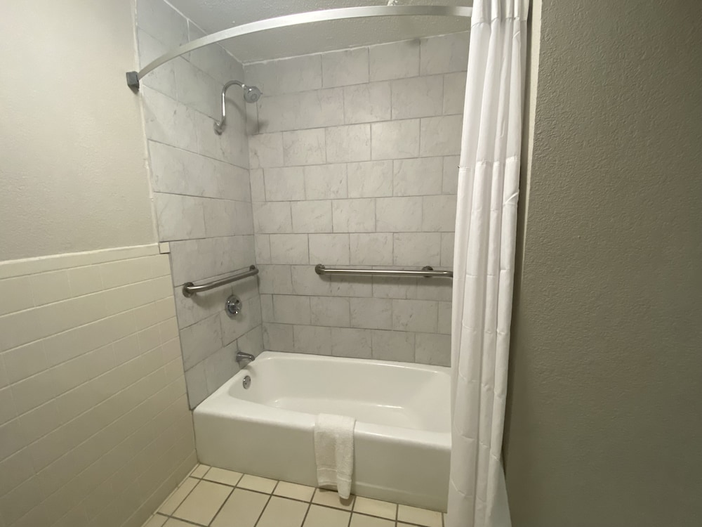 Days Inn by Wyndham Ozark - photo 10