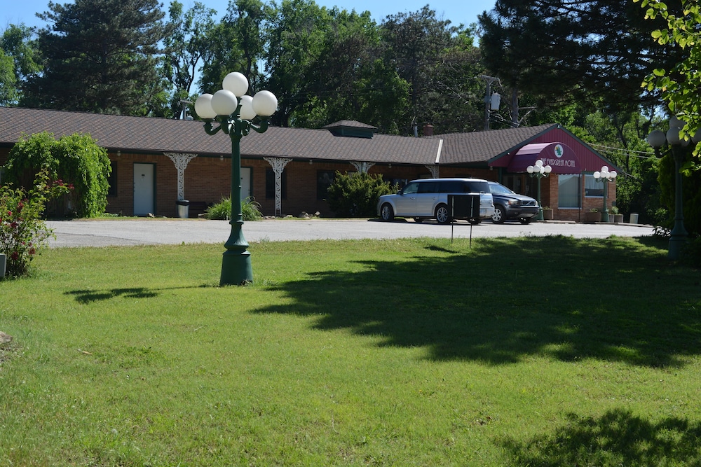 The Evergreen Inn Motel and RV Park in Pratt, United States