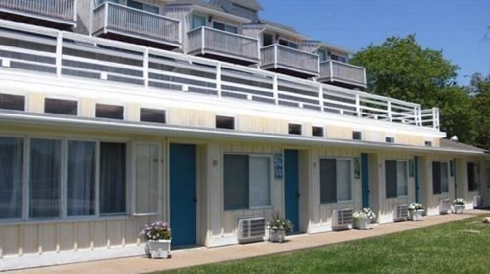 The Windswept Inn - photo 17