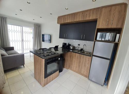 Oasis Renovated Queen extra length bed apartment