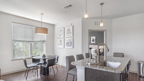 Landing at South Bank 2 Bedrooms in Manchester — 4-Star Luxury Hotel in Richmond, United States