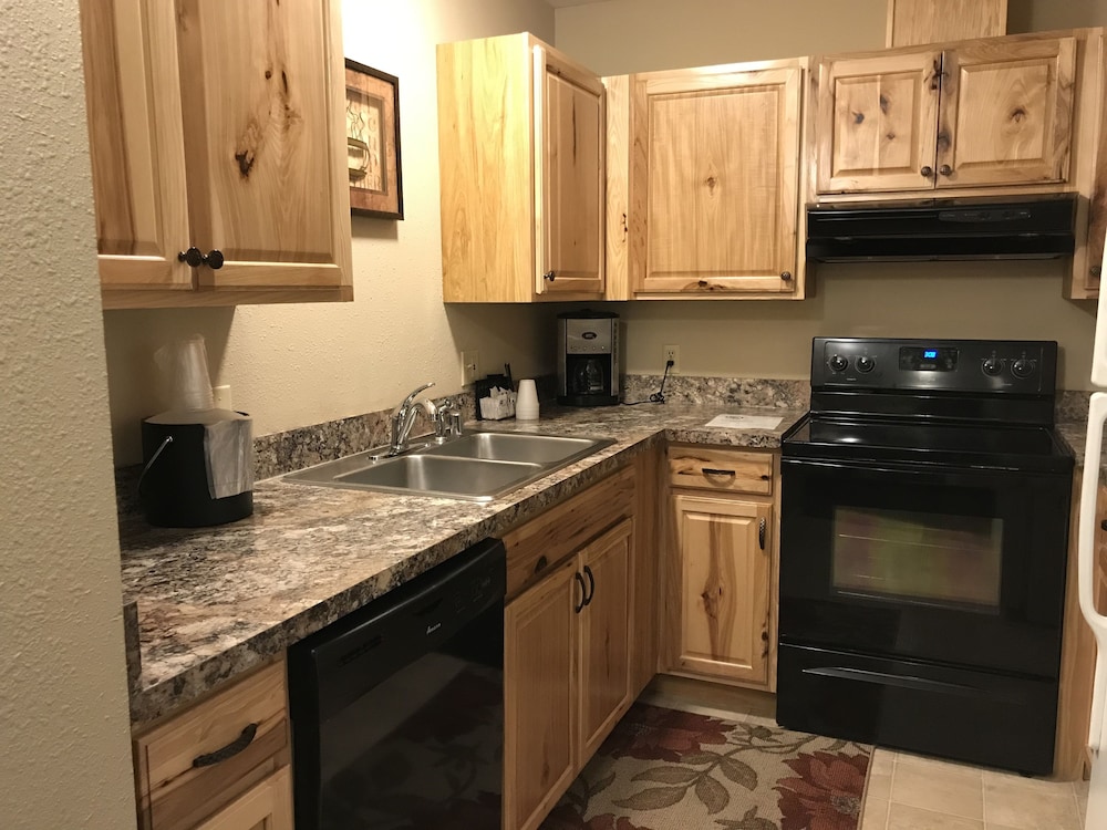 Lakeshore Inn & Suites - photo 24
