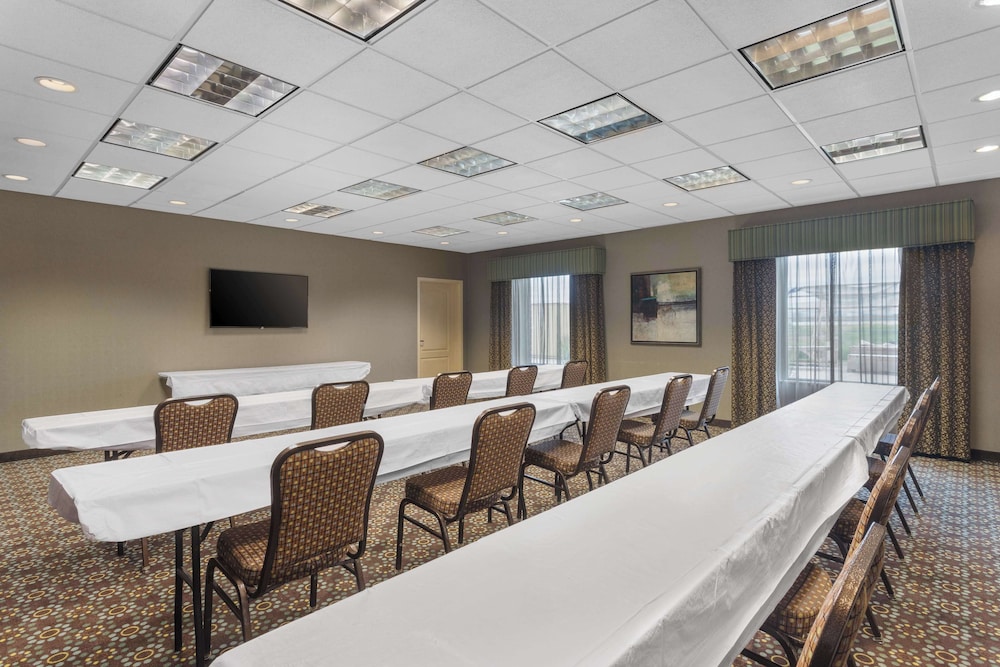 Hampton Inn & Suites Lincoln Northeast I 80 - photo 31