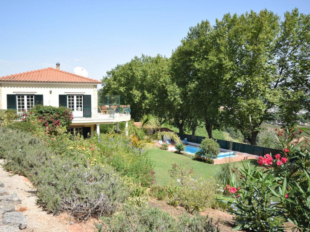Villa in Casais de Santa Helena — 4-Star Luxury Hotel in Caldas Da Rainha, Portugal