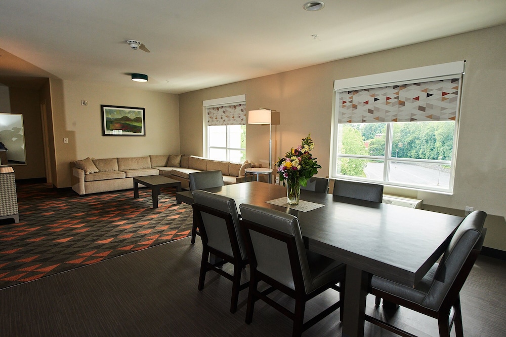 Holiday Inn and Suites Philadelphia W Drexel Hill - photo 5