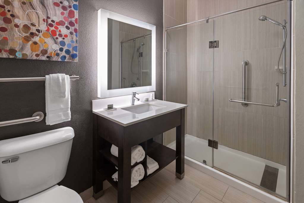La Quinta Inn & Suites by Wyndham Kokomo - photo 29