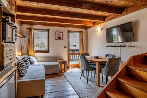Balcon de L'arve Charming Duplex in Chamonix Centre - last minute hotel in Unknown City