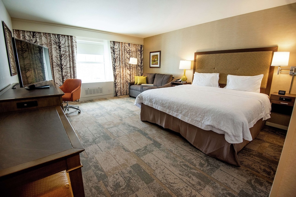 Hampton Inn and Suites Manchester - photo 19