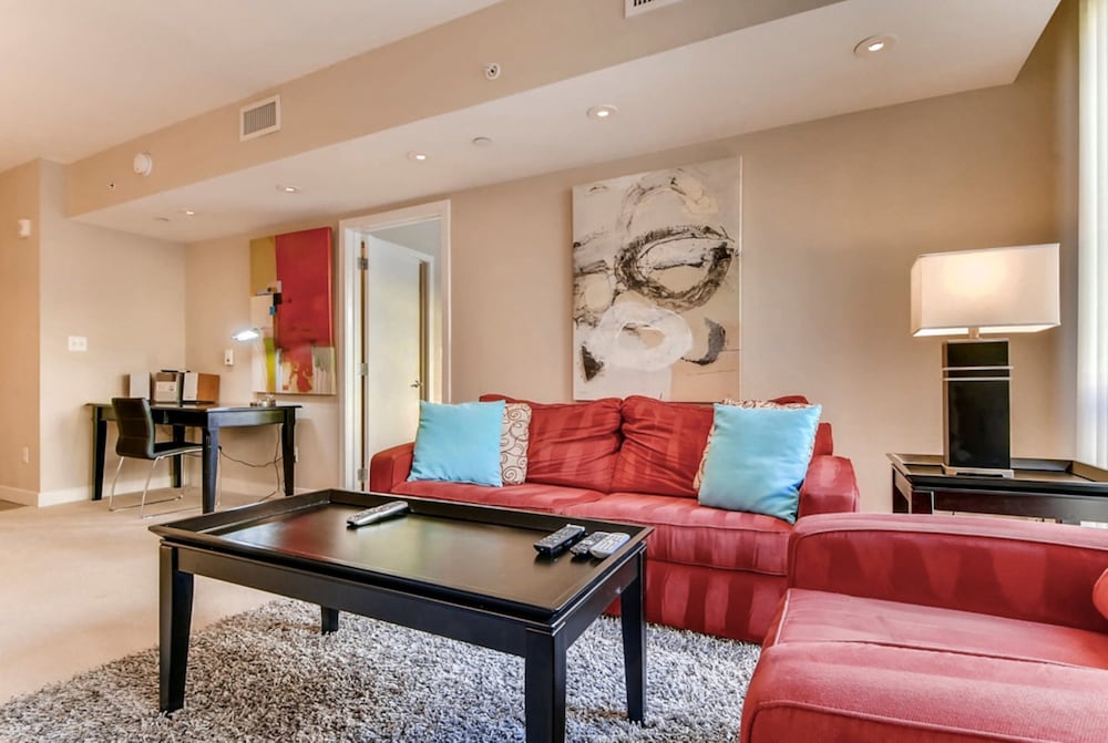Global Luxury Suites at Tiverton Ave - photo 19