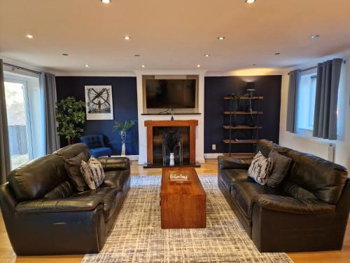 Large 4 bed house for up to 7 guests w 2x parking — 4-Star Luxury Hotel in Oxford, United Kingdom