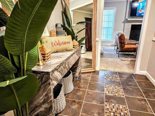 VillaQuèFrancia near Elvis Presley's Graceland 6 mins from Airport Shuttle & Rental Vehicle — 4-Star Luxury Hotel in Memphis, United States