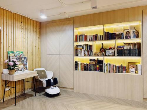 Double Studio Private Bath & Balcony Shared Kitchen with Local Family by Pillows & Purrs