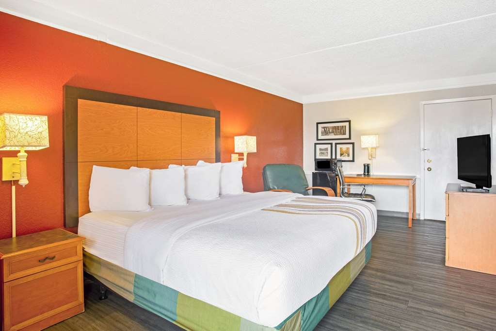La Quinta Inn by Wyndham Victoria - photo 25