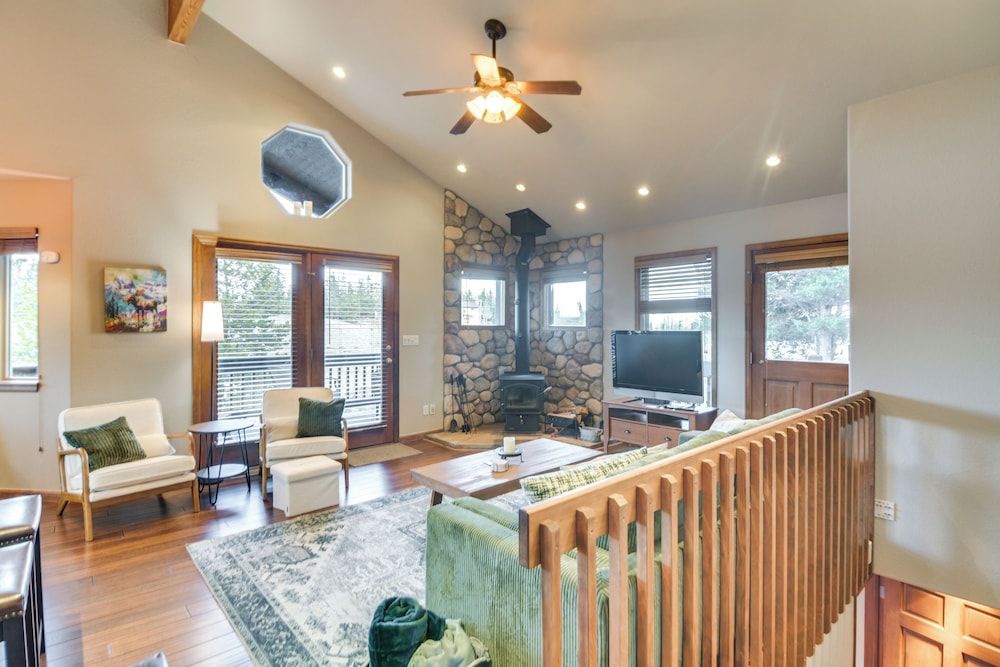 Deck Mountain Views: Fairplay Family Escape in Fairplay, United States