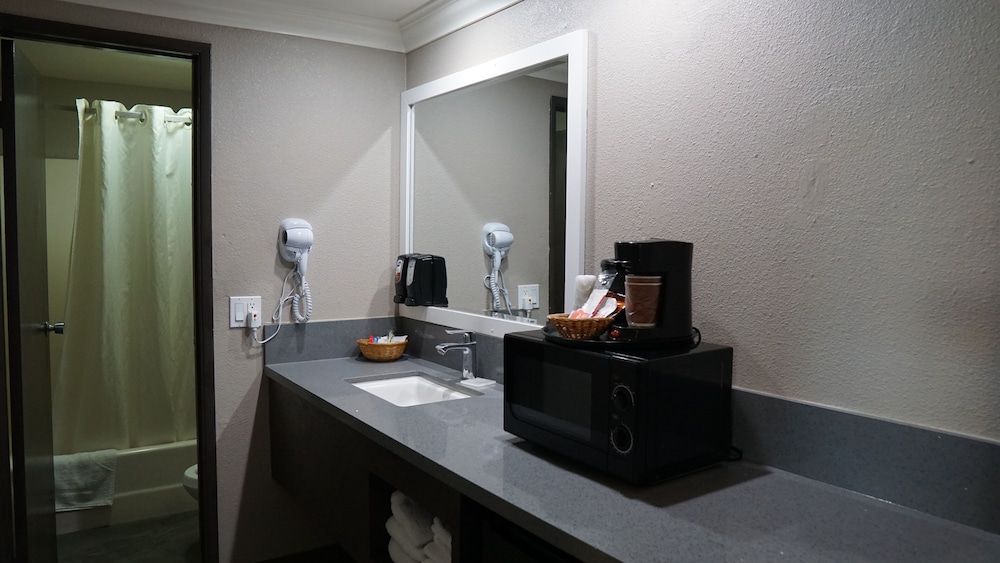Hawthorne Plaza Inn - photo 17