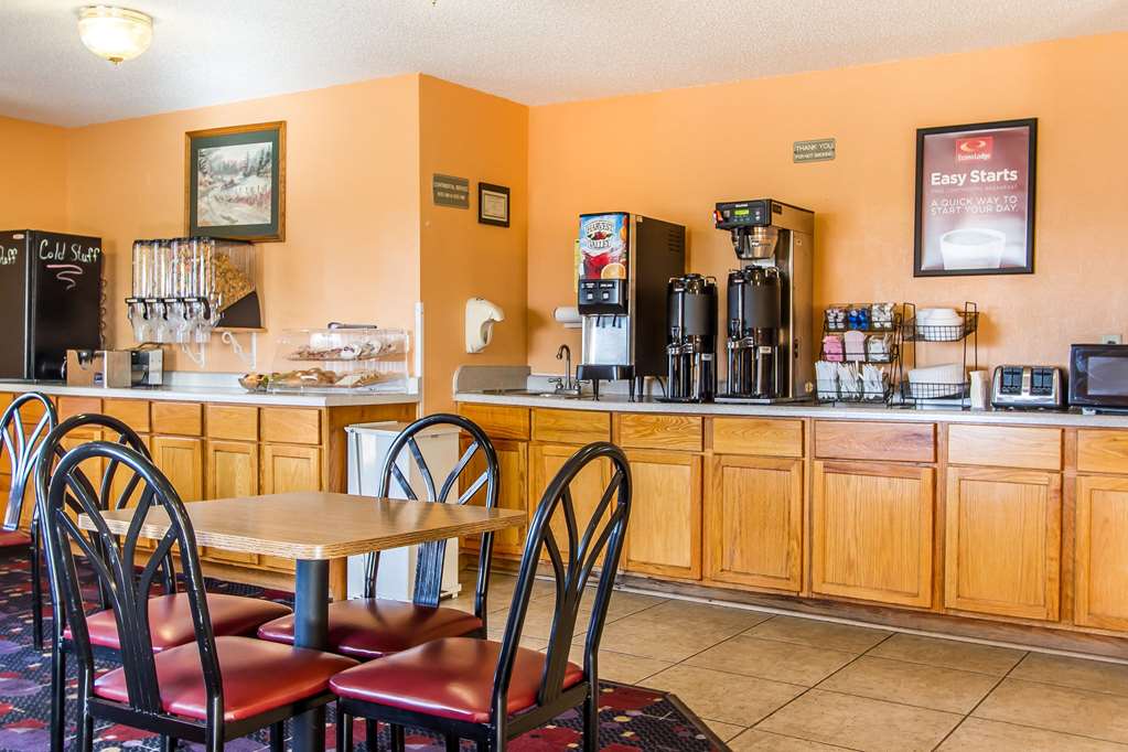 Econo Lodge Inn & Suites Pekin Peoria Area - photo 37