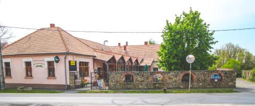 Borostyánkert Étterem & Vendégház in Sarvar, Hungary