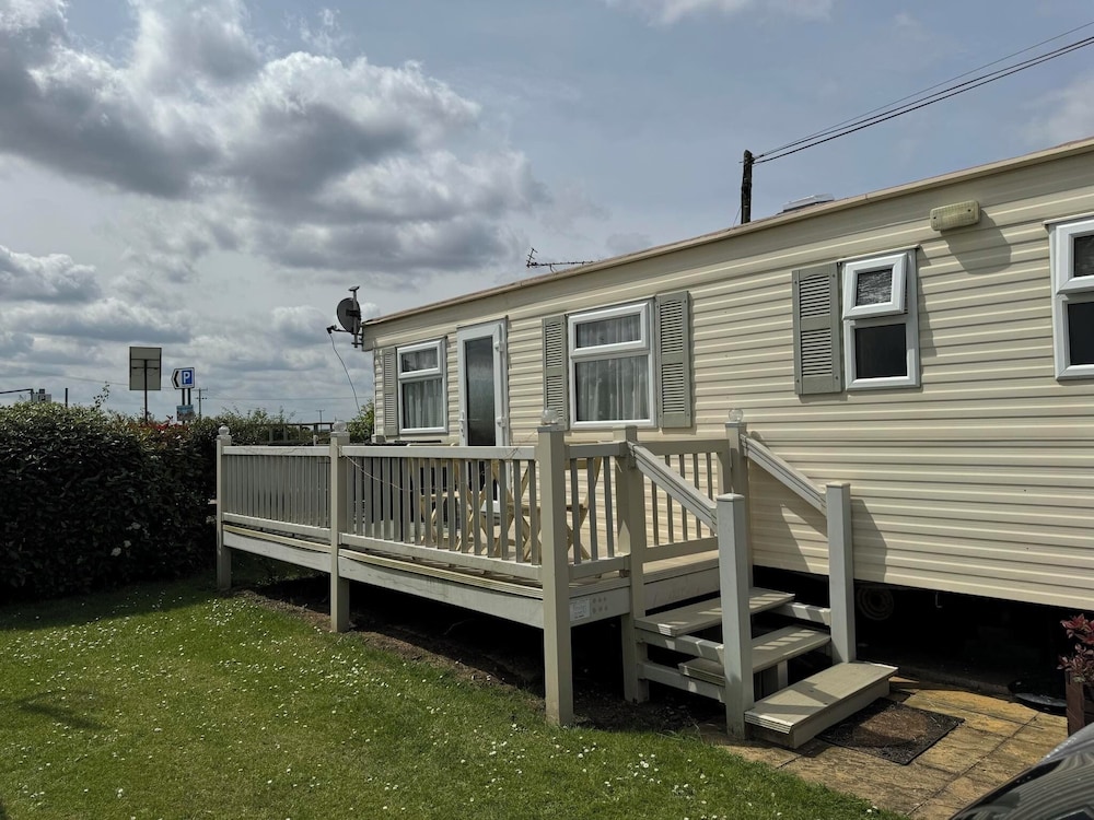Family Caravan Sleeps 8 Pets Ok Parking — 4-Star Luxury Hotel in Hunstanton, United Kingdom