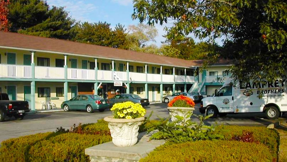 Hampton Motor Inn — Hampton
