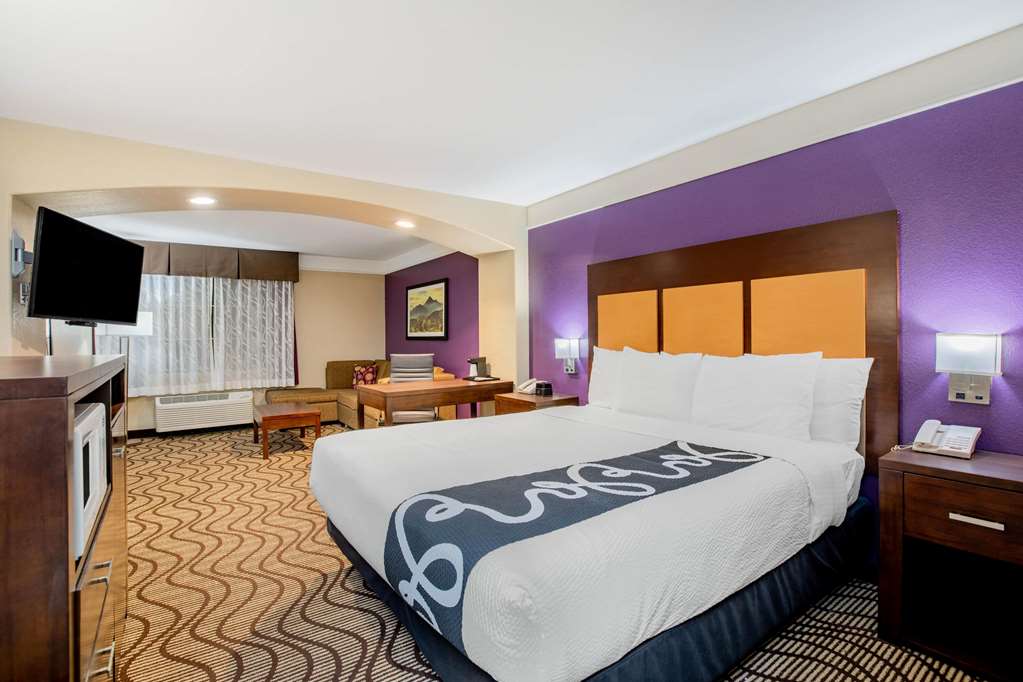 La Quinta Inn & Suites by Wyndham Hesperia Victorville - photo 24
