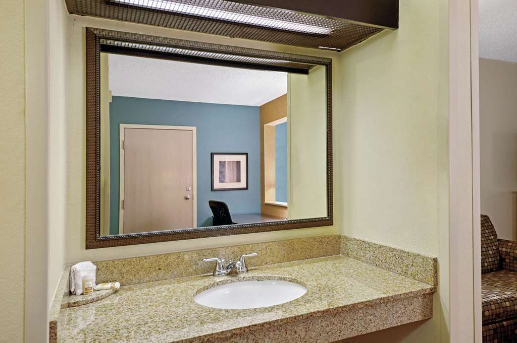 La Quinta Inn by Wyndham Columbia SE Fort Jackson - photo 19