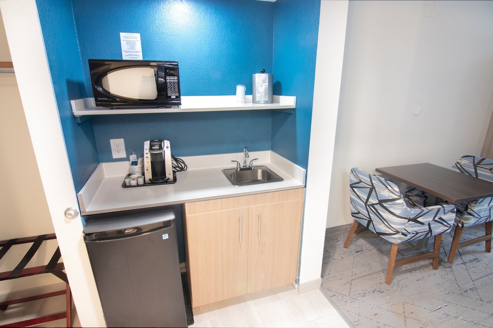 Holiday Inn Express & Suites Ft. Lauderdale Airport West by IHG - photo 11
