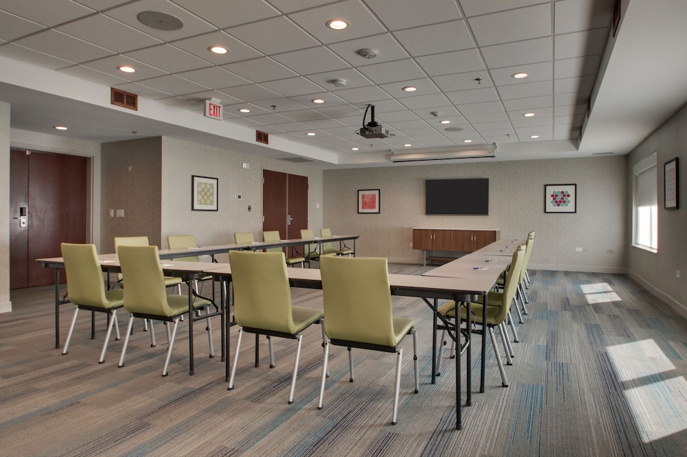 Holiday Inn Express & Suites Aurora Naperville by IHG - photo 48