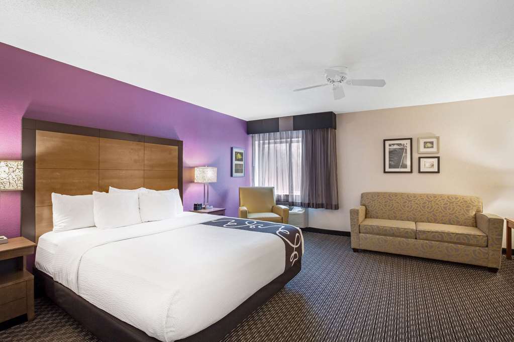 La Quinta Inn & Suites by Wyndham Hartford Bradley Airport - photo 27