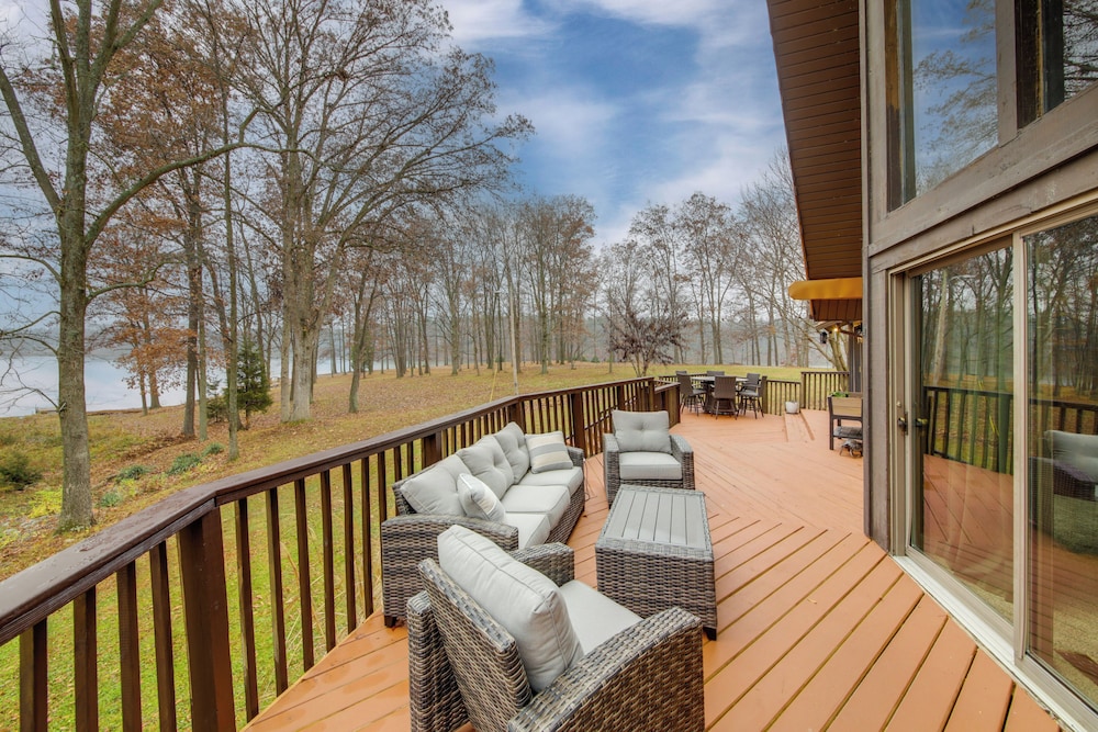 Waterfront Gem w Private Dock on Sullivan Lake — hotel in Sullivan