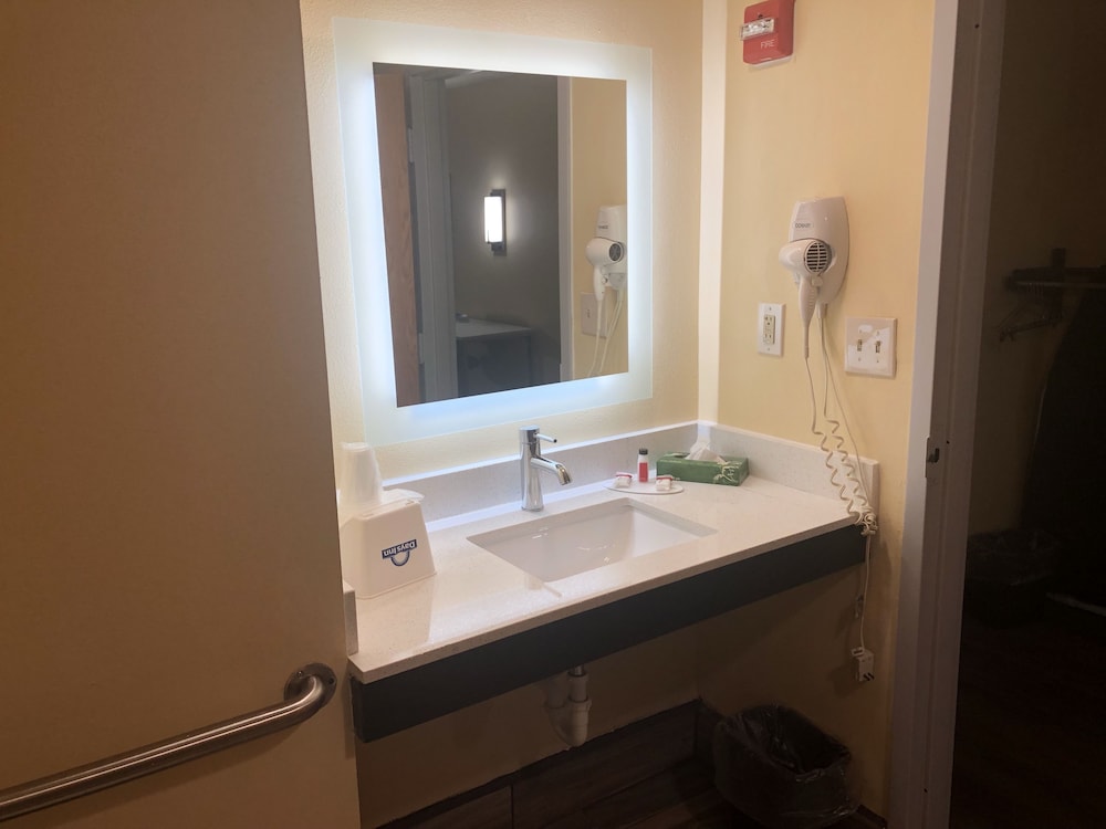 Days Inn by Wyndham Grove City Columbus South - photo 18