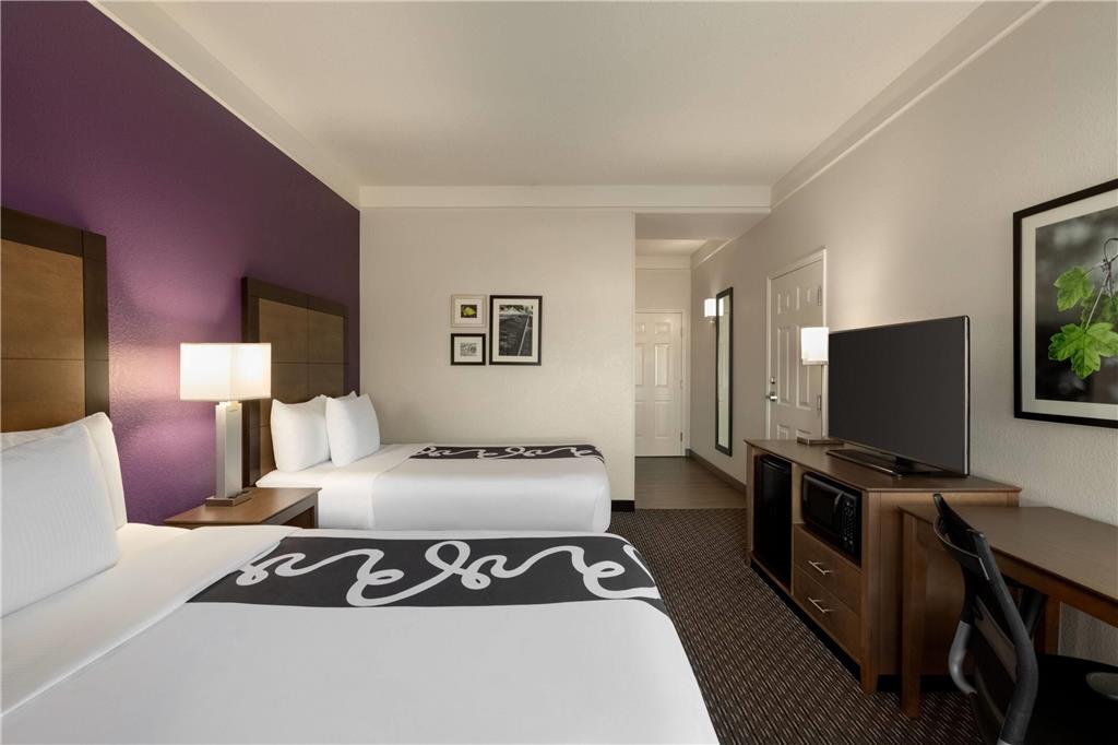 La Quinta Inn & Suites by Wyndham Arlington North 6 Flags Dr - photo 24