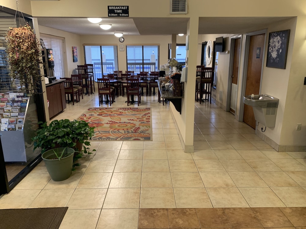 Carolina Inn & Suites of Lake Norman - photo 3
