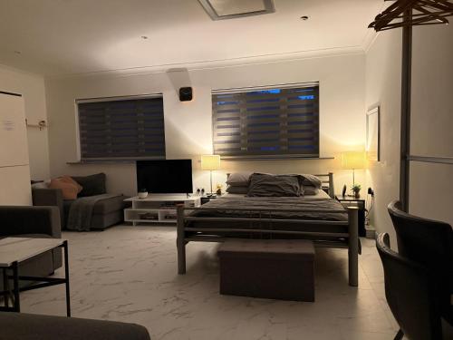 Fully Detached Studio Annexe with King Bed for 2 & Sofa Bed for 2 — 4-Star Luxury Hotel in Cambourne, United Kingdom