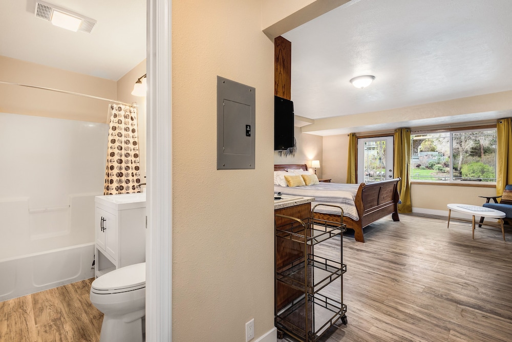 Bend Riverside Inn & Suites - photo 363