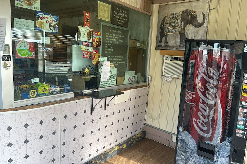 Cole Manor Motel By Oyo Love Field Market Center - photo 2