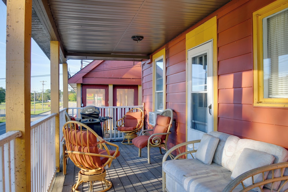 Balcony Scenic Views: Chautauqua Lake Retreat — 4-Star Luxury Hotel in Mayville, United States