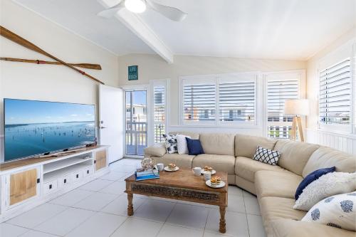 Pet friendly Anna Bay Beach Shack 44 Ocean Avenue fantastic 2 storey house with spectacular views — 4-Star Luxury Hotel in Anna Bay, Australia