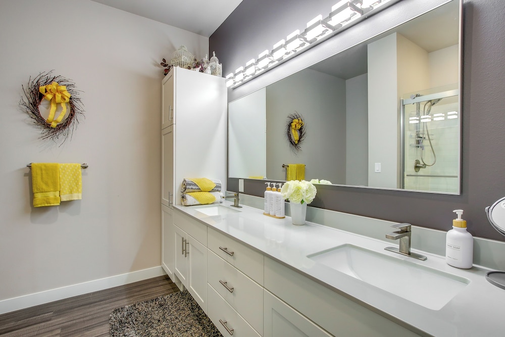 Modern South Pier Condo on Sheboygan River — Sheboygan — photo 2