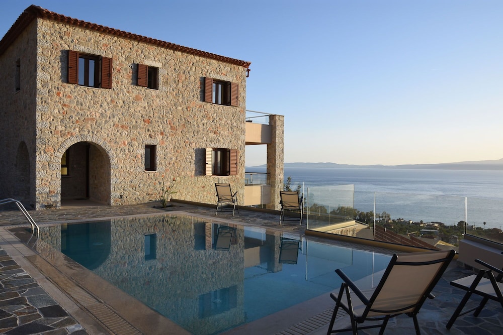 Villa Dafni Kato Verga — 4-Star Luxury Hotel in Kalamata, Greece