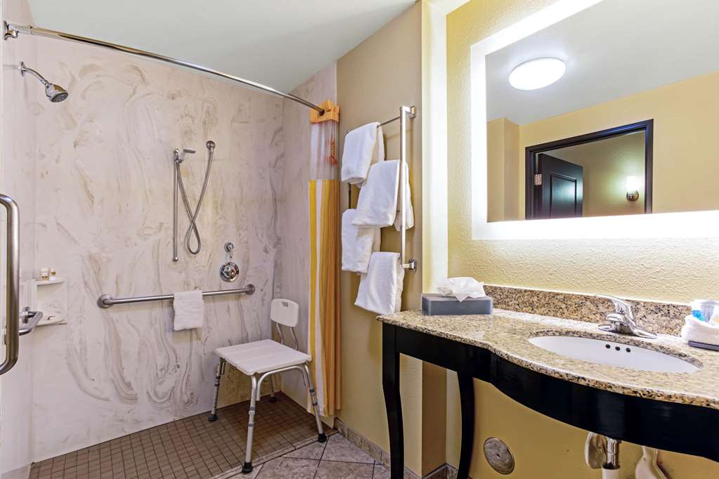 La Quinta Inn & Suites by Wyndham Denver Gateway Park - photo 30